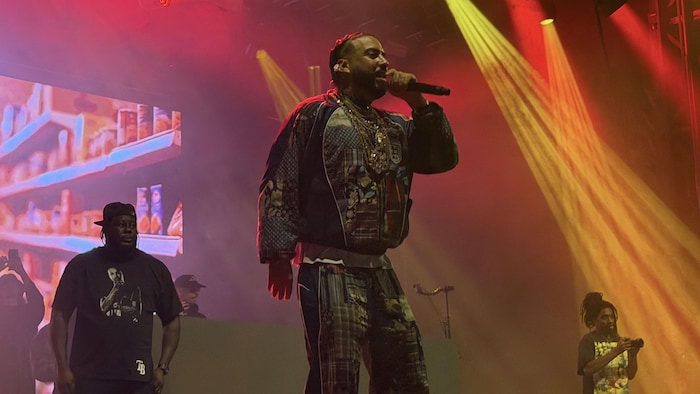 French Montana chante sur la scène.