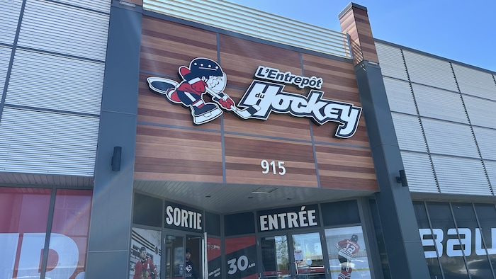 La devanture du magasin L'Entrepôt du hockey.