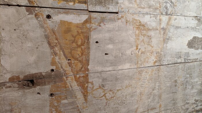 Un mur de bois sur lequel on peut percevoir une couronne d'épines