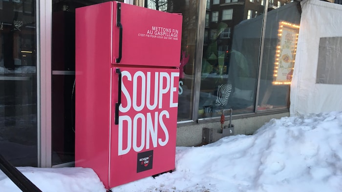 Le frigo partage du restaurant Soupe et Cie installé à l'extérieur du commerce près de la vitrine.