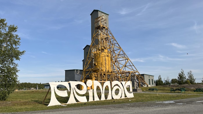 L'affiche du FRIMAT devant un chevalement de mine.