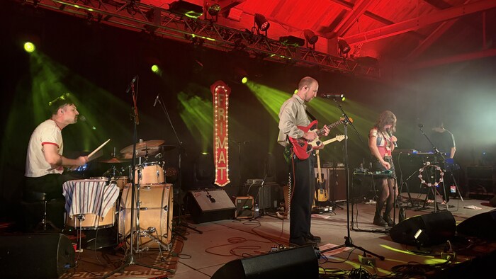 Le groupe Grand Eugène sur la scène du FRIMAT à Val-d'Or.