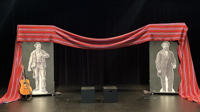 Le décor de la pièce au Prairie Theatre Exchange le 16 juillet 2026.