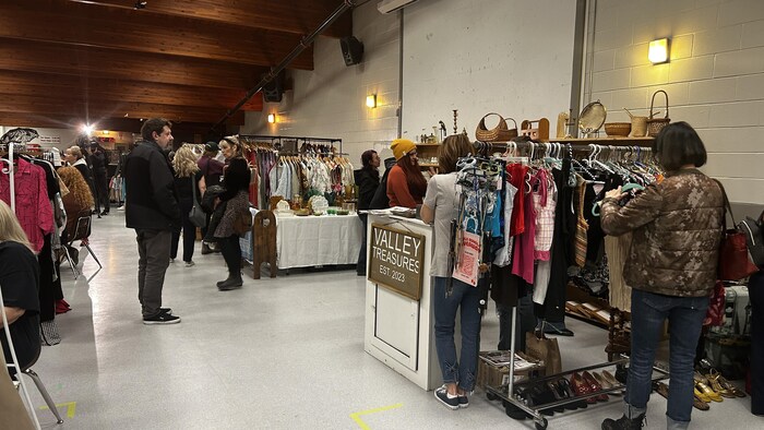 Des personnes scrutent des vêtements le 13 avril 2025 à Winnipeg.