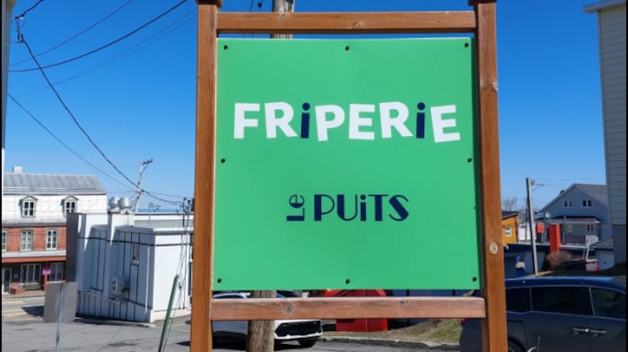 Une pancarte de la friperie Maison Le Puits.