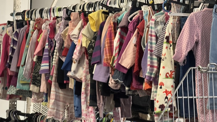 Des vêtements pour enfant vendus en friperie.