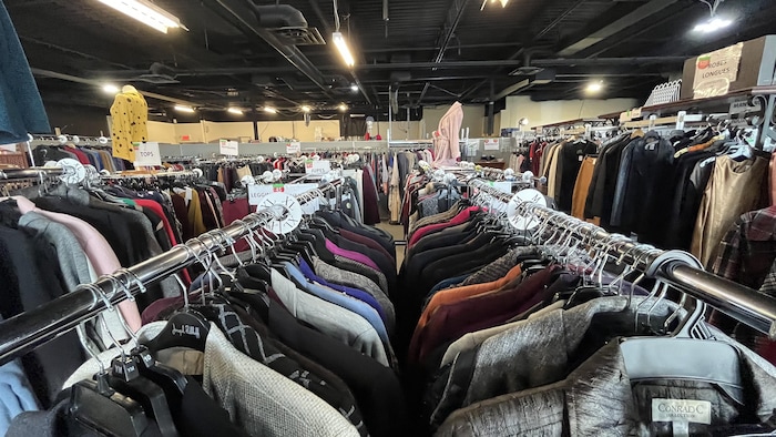 Des vêtements sur des cintres.