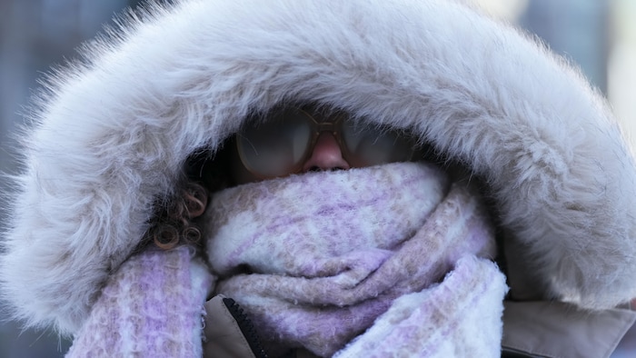 Une personne marche dehors par temps froid.

