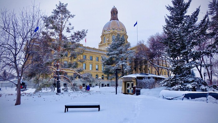 مبنى الجمعية التشريعية لمقاطعة ألبرتا في إدمونتون في صورة مأخوذة في فصل الشتاء (الثلوج تغطي الباحات أمامه).