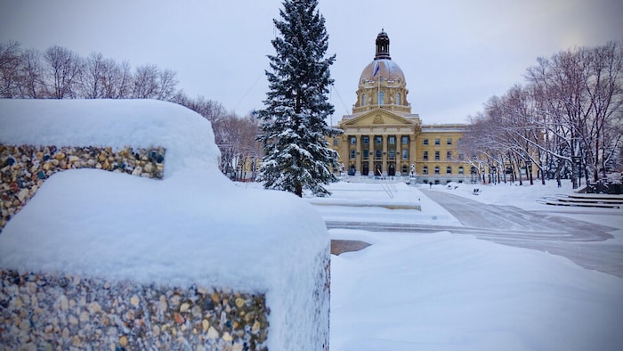 Vue de l'assemblée législative de l'Alberta, située à Edmonton, en hiver.