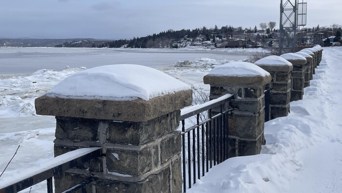 Une vue sur la rivière Saguenay gelée.