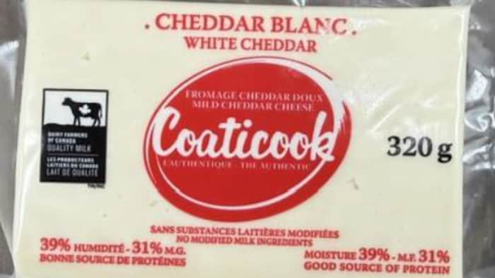 Un bloc de fromage cheddar Coaticook de 320 grammes.