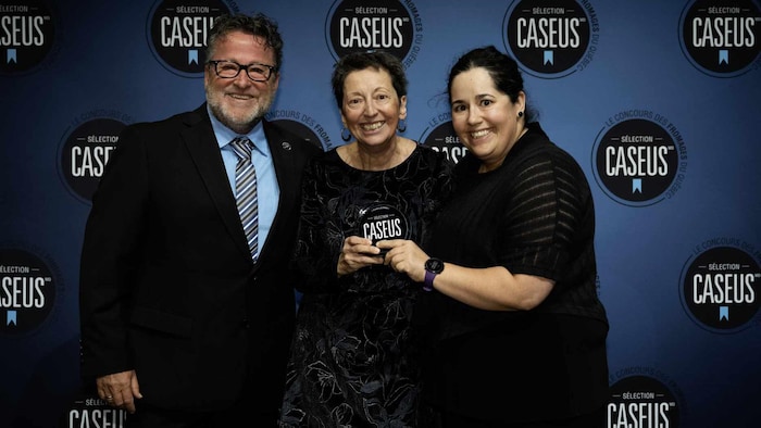 Donald Martel, Hélène Lessard et Anne Barrette posent avec un prix Caseus dans les mains.