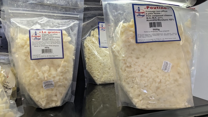 Deux sacs de fromage, un à poutine avec des morceaux plus petits et l'autre en plus gros grains.