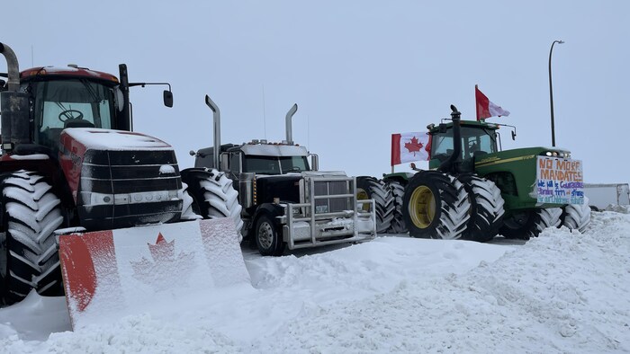 Des véhicules bloquent la route près d'Emerson le 10 février 2022.