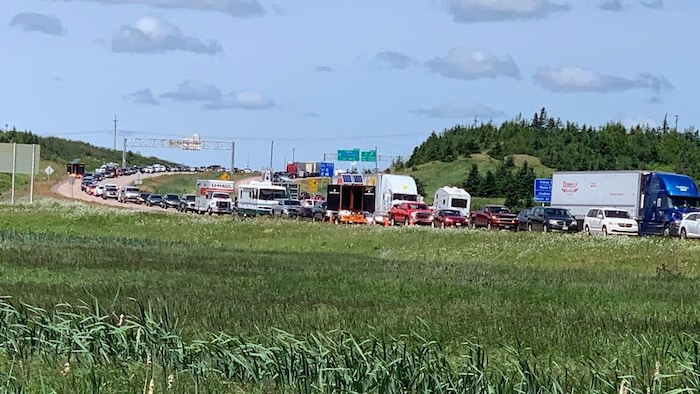 Des centaines d'automobiles attendent en ligne sur l'autoroute à la frontière du Nouveau-Brunswick.