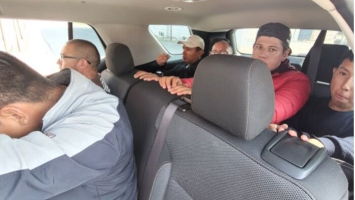 Des migrants dans une voiture.