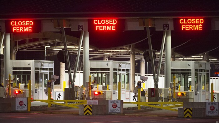 Un poste frontalier fermé entre les États-Unis et le Canada.