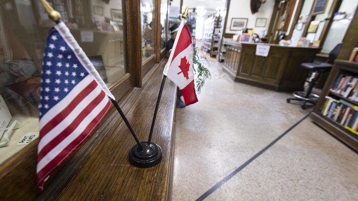 Una línea en el suelo marca la frontera entre Estados Unidos y Canadá.