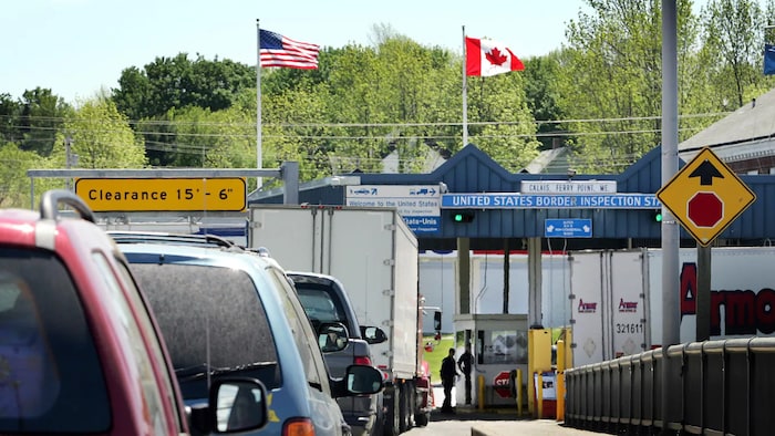 Un camion et des voitures à la frontière américaine.