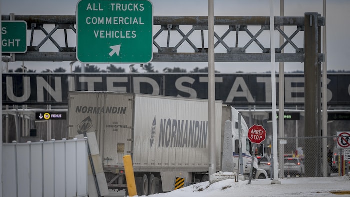 Un camion s'apprête à entrer aux États-Unis à un poste frontière situé à Blackpool, au Québec (Canada), le 2 février 2025.
