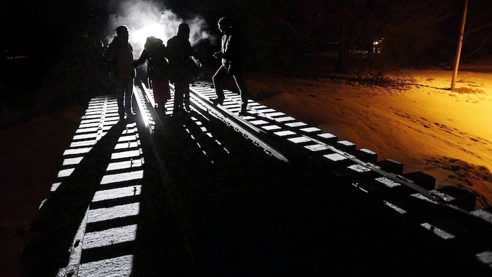 Huit migrants tentent de pénétrer au Canada en traversant une voie ferrée. 