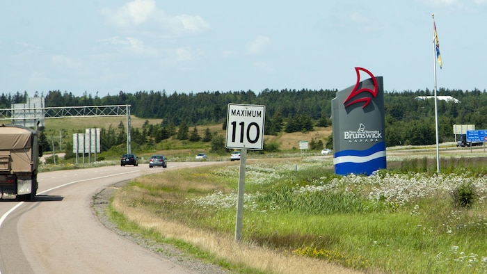Une enseigne « Bienvenue au Nouveau-Brunswick » en bordure de l'autoroute lorsqu'on arrive de la Nouvelle-Écosse en voiture.