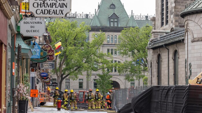 Des pompiers dans une rue du Vieux-Québec