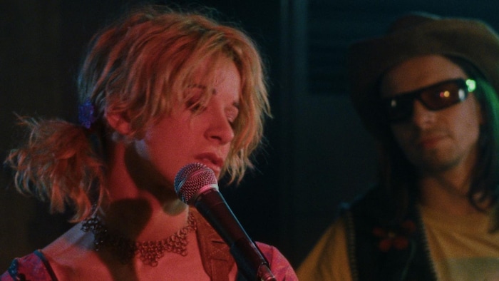 Marie-Jo Thériault chante à un micro. 