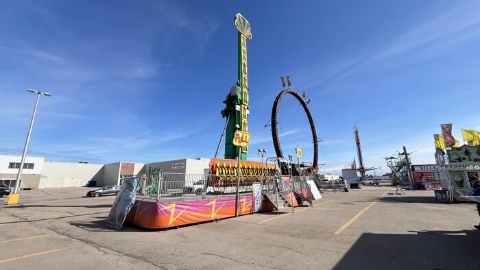 Le manège Full Tilt dans un stationnement, à Baie-Comeau.