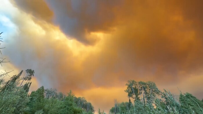Un ciel orange rempli de fumée.