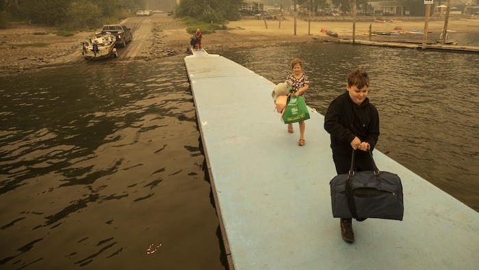 Deux enfants avec leurs valises.
