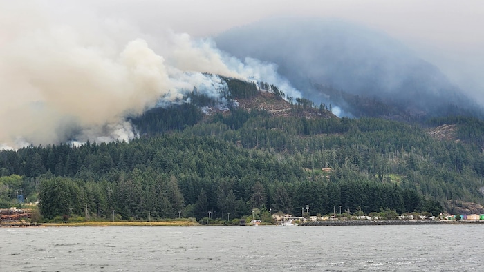 Le feu du mont Underwood brûle près de Port Alberni le 14 août 2025.