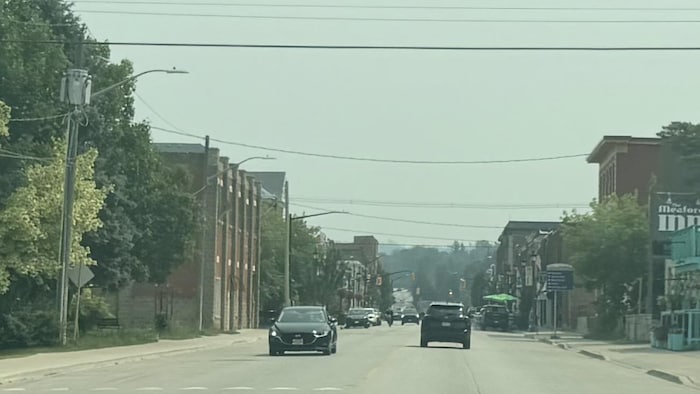 La rue principale d’Owen Sound dans la région de la baie Géorgienne en Ontario, sous un ciel gris provoqué par la fumée des feux de forêt actifs dans le nord-ouest de la province. 