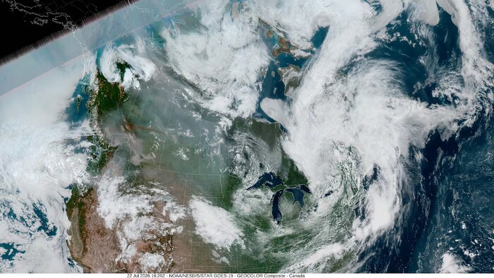 Les images satellites montrent un voile de fumée provenant des feux de forêt, qui recouvre la Saskatchewan et une grande partie des Prairies.