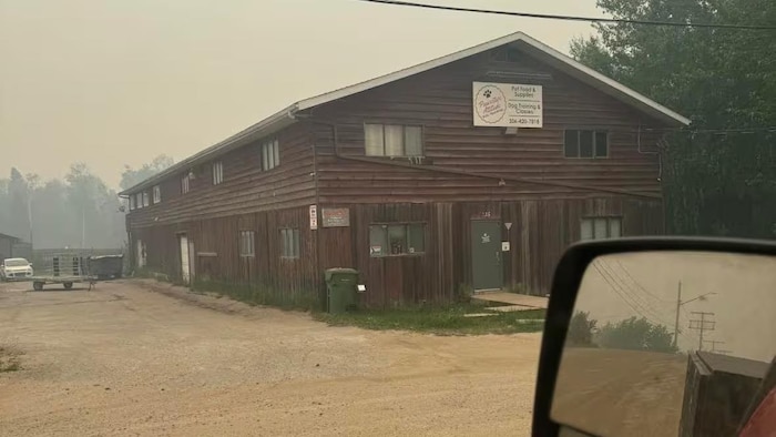 La fumée enveloppe le bâtiment de l'école de dressage de chiens Pawsitive Attitude à La Ronge.