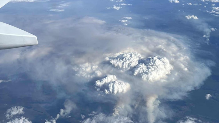 Une vue depuis un avion des colonnes de fumée.