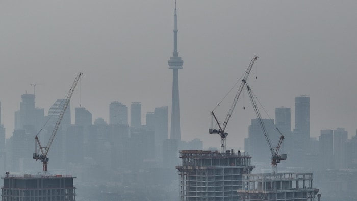 La tour CN et une vue de Toronto sous la fumée.