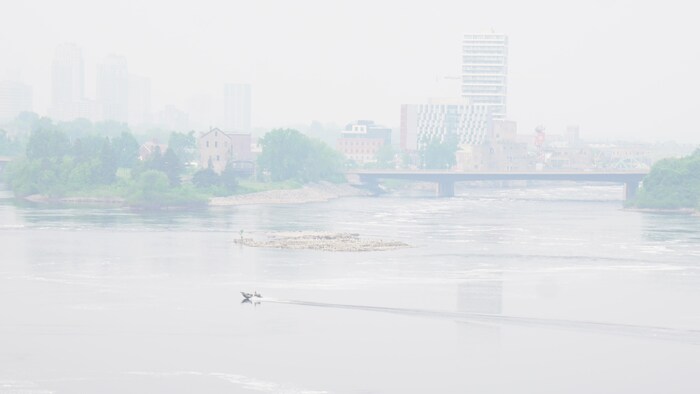 Un nuage de fumée recouvre la rivière des Outaouais.