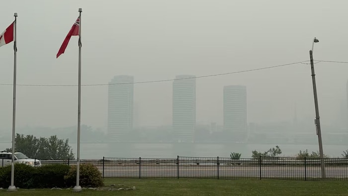 Les rives de Détroit à travers une brume causée par la fumée des feux de forêt le 16 juillet 2026.