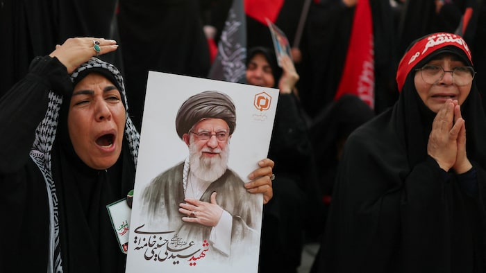 Deux femmes pleurent aux funérailles d'Ali Khamenei.