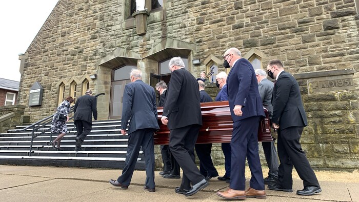 Le cortège funèbre devant l'église.