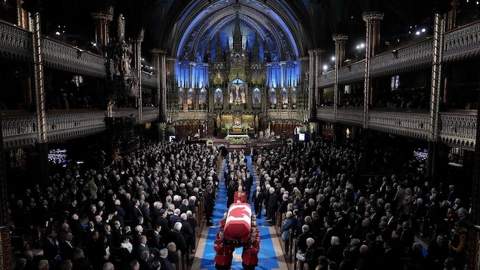 Le cercueil est porté par des agents de la GRC à la fin des funérailles de l'ancien premier ministre Brian Mulroney.