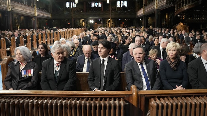 Sur les bancs de l'église sont notamment assis Mary Simon, Justin Trudeau et François Legault.