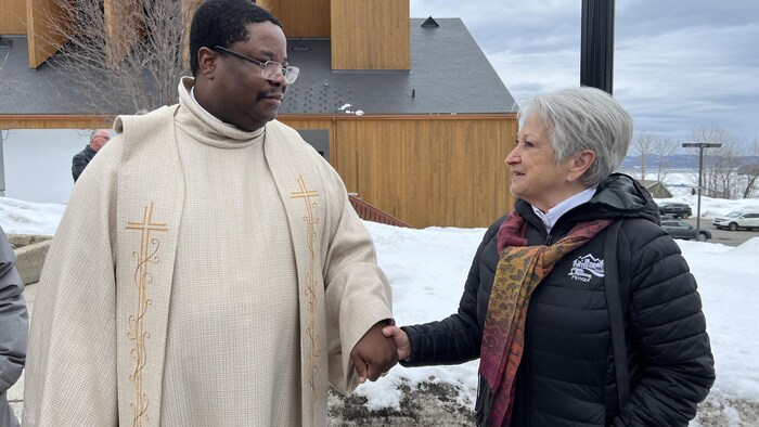 La mairesse tient la main de l'abbé de Gaspé.