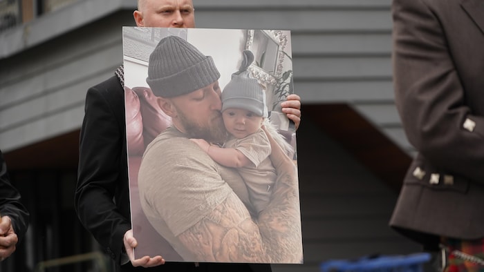 Jacob Flickinger apparaît sur une photo avec son enfant dans les bras. 