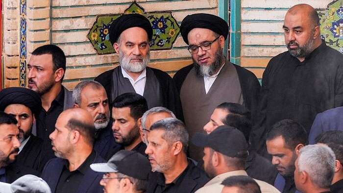Mohamed Ridha Al-Sistani et Mohamed Baqer Al-Sistani (au centre, en haut), entourés d'autres personnes.
