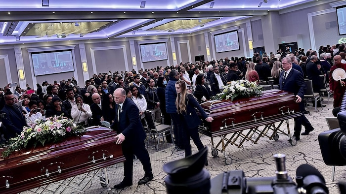 Une salle remplie pour des funérailles.