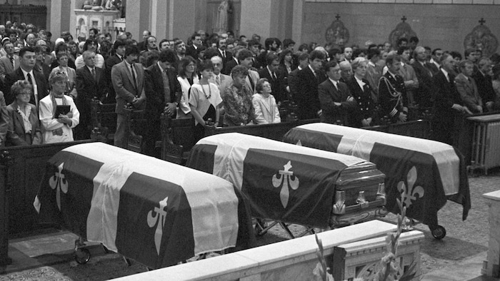 Des cercueils alignés lors de funérailles.