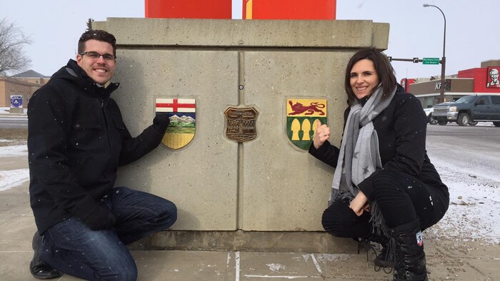 Une photo de Brent Roy et Nicole Lavergne-Smith sur la frontière de l'Alberta et de la Saskatchewan